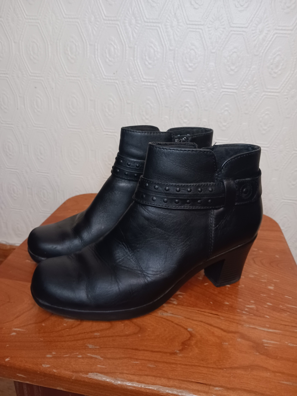 Clarks Ankle Boots Size 7 Black Leather Block Heel Booties Studded Strap Lined